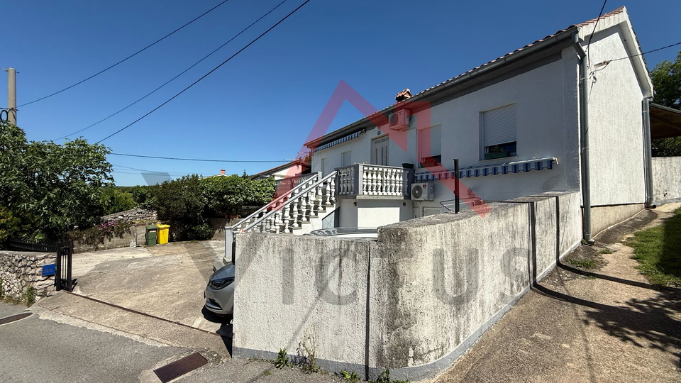 JADRANOVO - Kuća s 3 apartmana, 400 m od mora