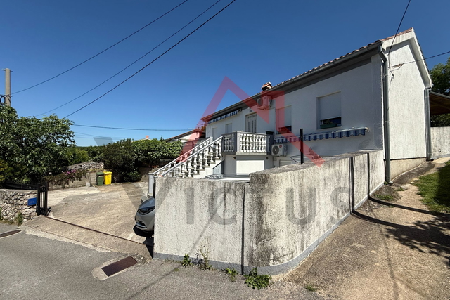 JADRANOVO - Kuća s 3 apartmana, 400 m od mora