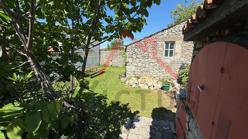 JADRANOVO - Kuća s 3 apartmana, 400 m od mora