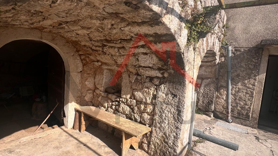 GRIŽANE - Kamena kuća s dvorištem