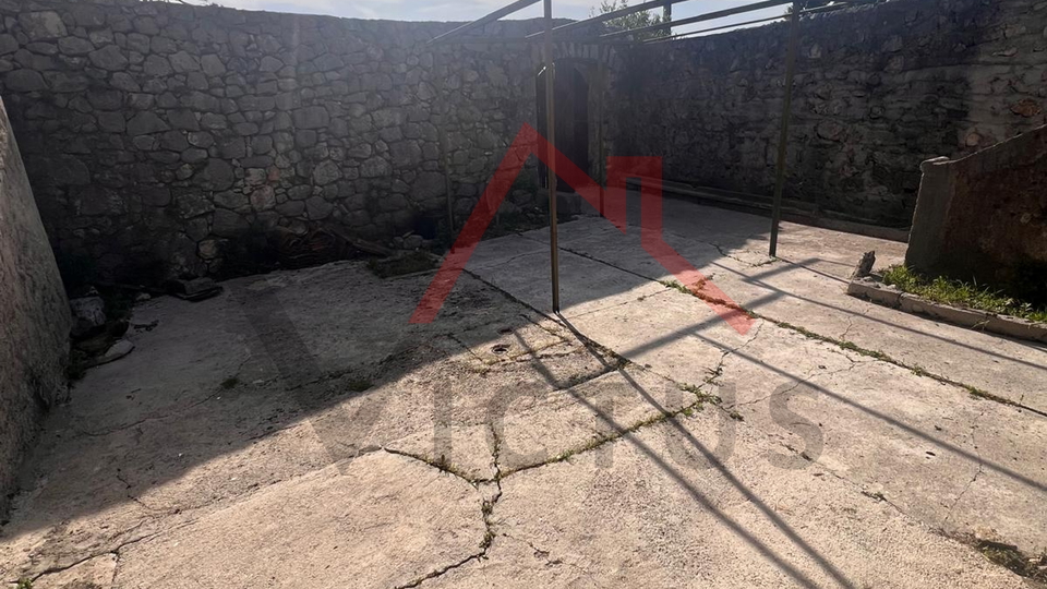 GRIŽANE - Kamena kuća s dvorištem