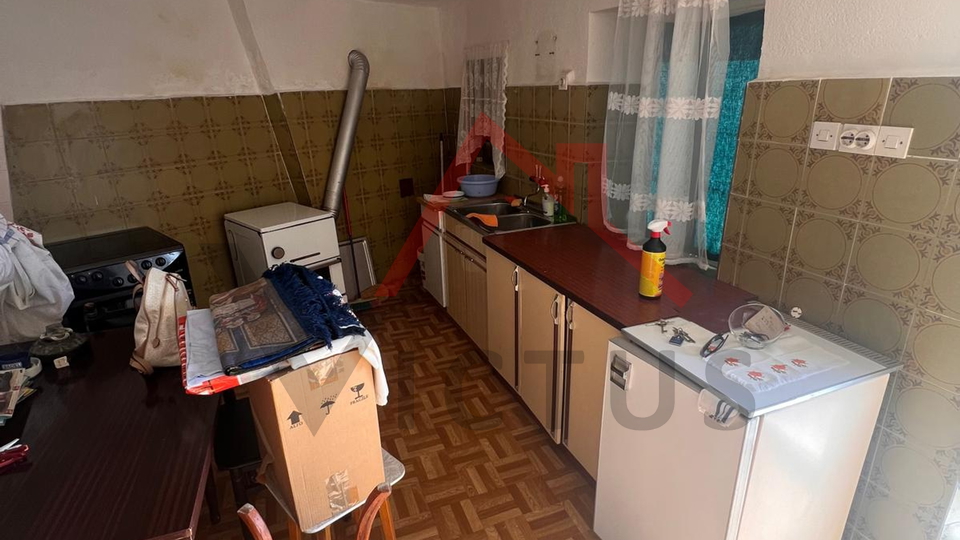 GRIŽANE - Kamena kuća s dvorištem