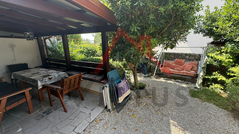 CRIKVENICA - Manji stan s okućnicom, 80 m od mora