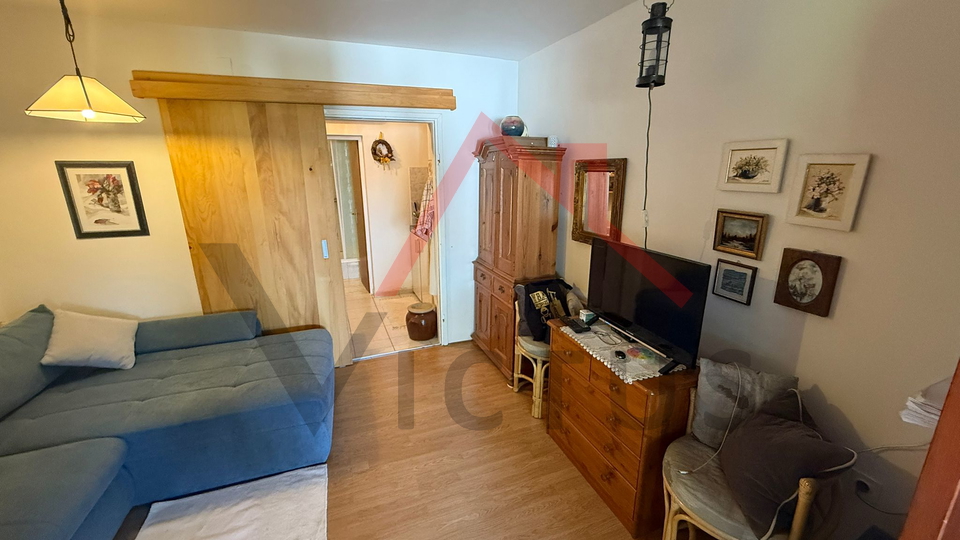 CRIKVENICA - Manji stan s okućnicom, 80 m od mora