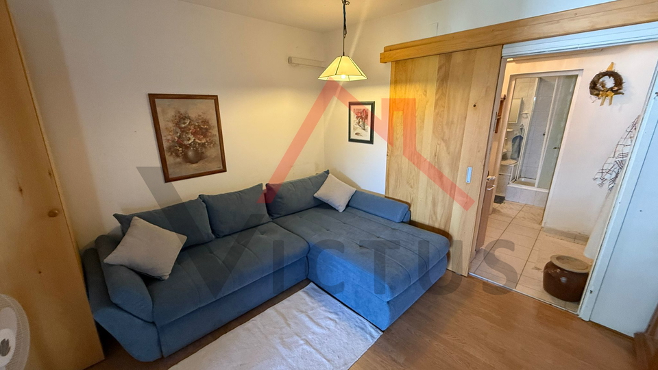 CRIKVENICA - Manji stan s okućnicom, 80 m od mora