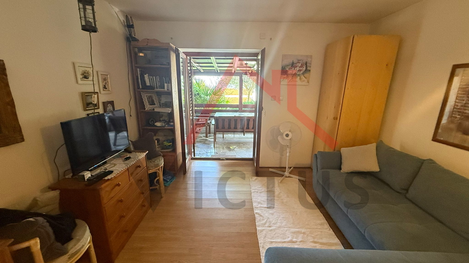 CRIKVENICA - Manji stan s okućnicom, 80 m od mora