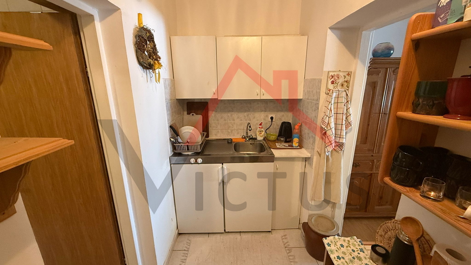 CRIKVENICA - Manji stan s okućnicom, 80 m od mora