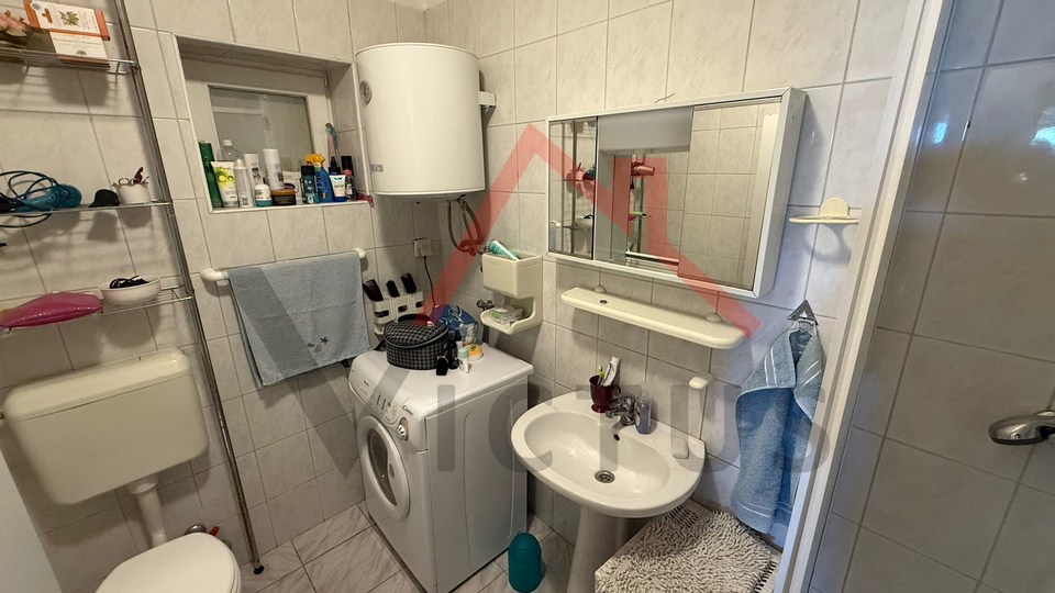 CRIKVENICA - Manji stan s okućnicom, 80 m od mora