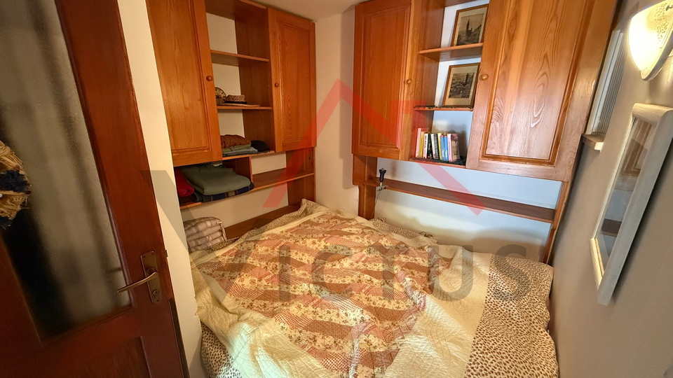 CRIKVENICA - Manji stan s okućnicom, 80 m od mora