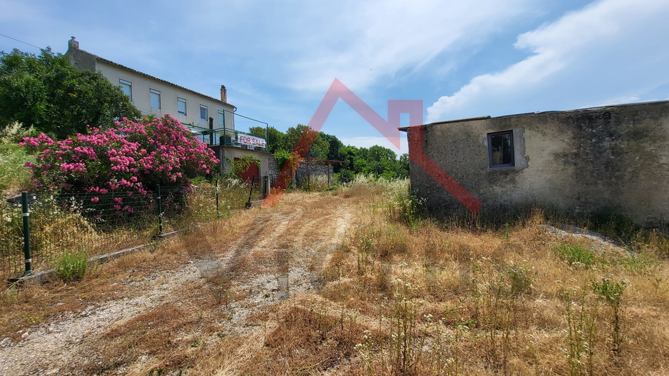 CRIKVENICA  - Autohtona kamena kuća s okućnicom