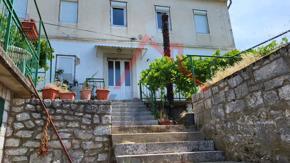 CRIKVENICA  - Autohtona kamena kuća s okućnicom