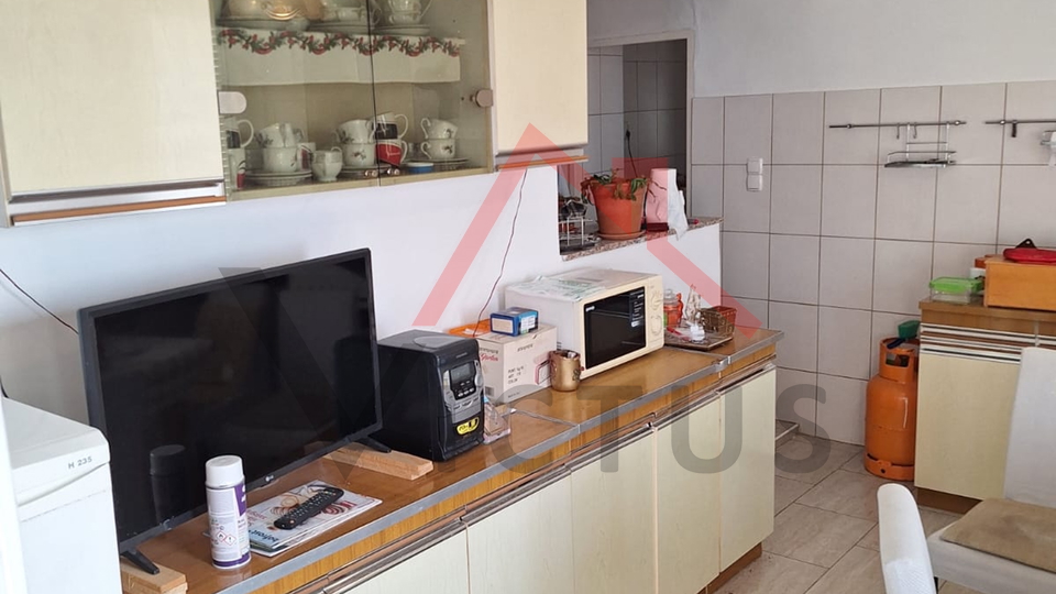 CRIKVENICA  - Autohtona kamena kuća s okućnicom