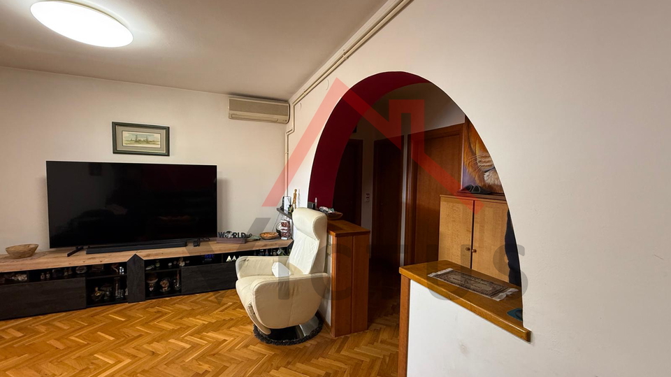 SELCE - 3-Zimmer-Wohnung mit Wohnzimmer, Wohnung im 2. Stock mit Parkplatz