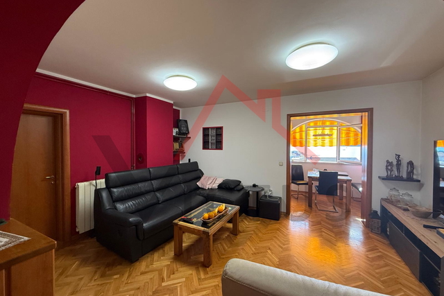 SELCE - 3-Zimmer-Wohnung mit Wohnzimmer, Wohnung im 2. Stock mit Parkplatz