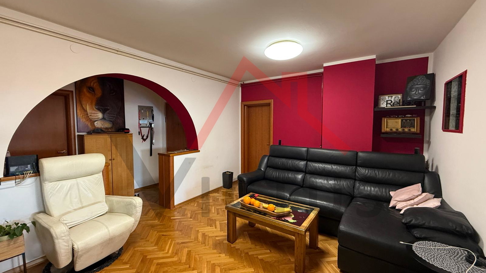 SELCE - 3-Zimmer-Wohnung mit Wohnzimmer, Wohnung im 2. Stock mit Parkplatz