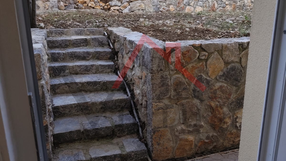 DRAMALJ - Stan s terasom i velikom okućnicom