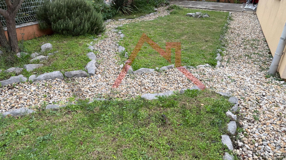 CRIKVENICA - three-room apartment with a yard