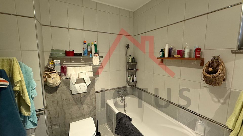 CRIKVENICA - three-room apartment with a yard