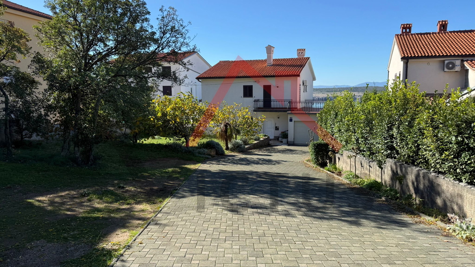 JADRANOVO - Samostojeća kuća s 3 stana i garažom