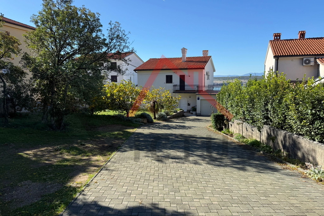 JADRANOVO - Samostojeća kuća s 3 stana i garažom