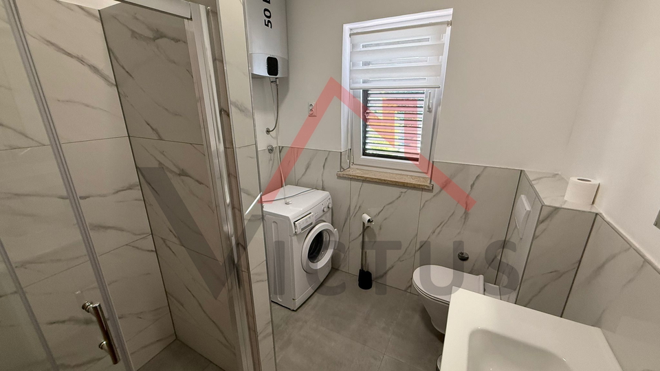 JADRANOVO - Samostojeća kuća s 3 stana i garažom