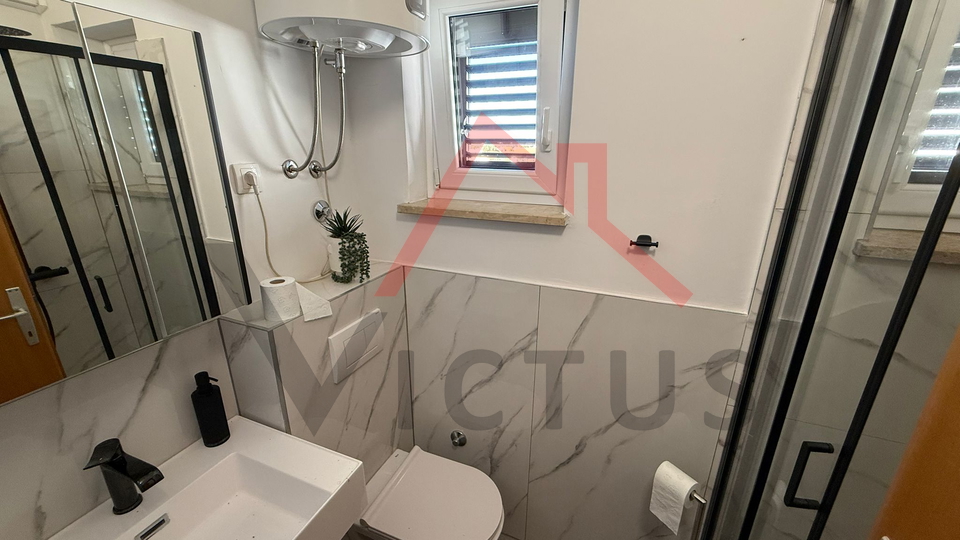 JADRANOVO - Samostojeća kuća s 3 stana i garažom