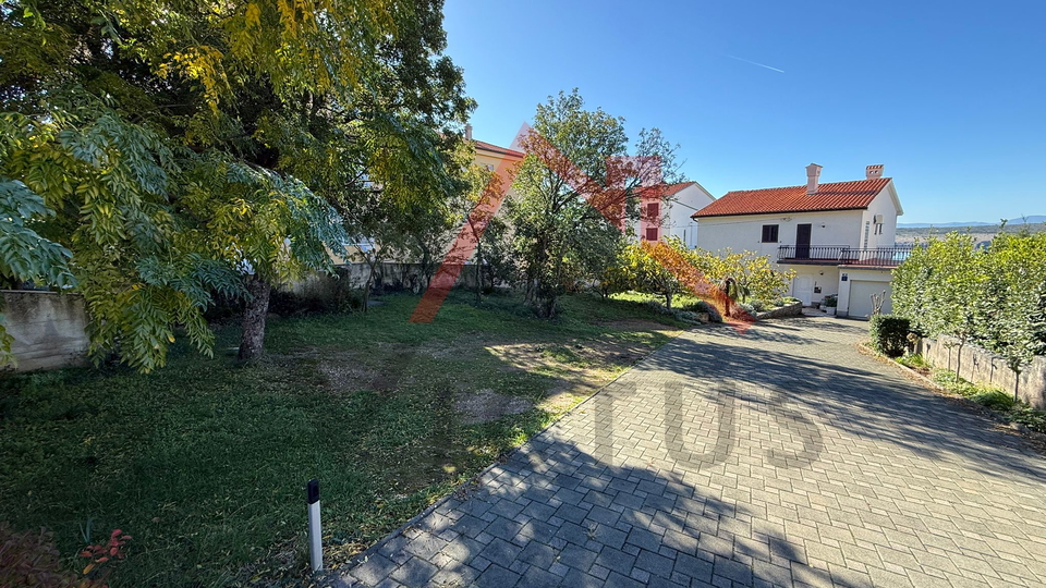 JADRANOVO - Samostojeća kuća s 3 stana i garažom