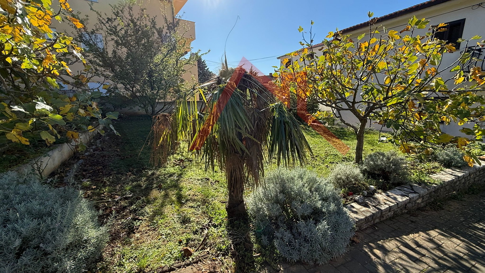 JADRANOVO - Samostojeća kuća s 3 stana i garažom