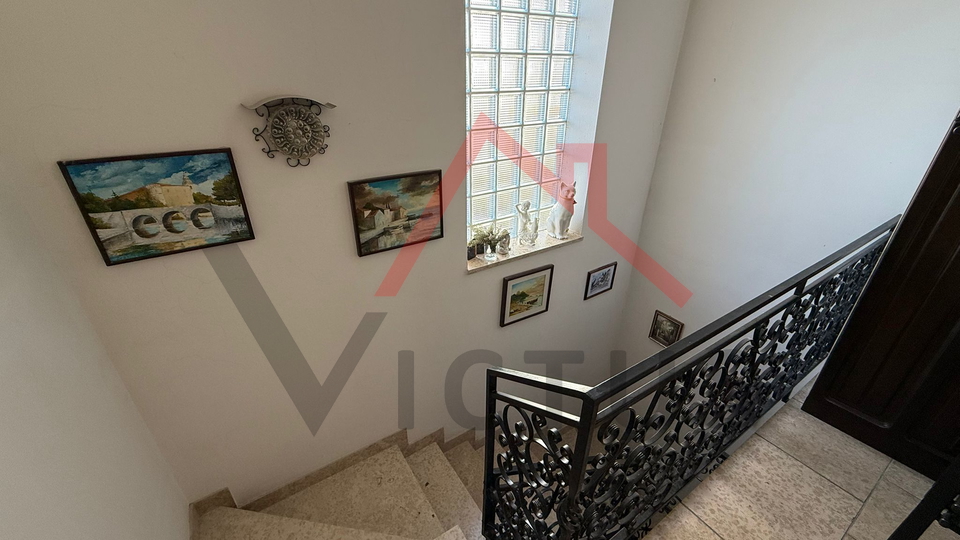 JADRANOVO - Samostojeća kuća s 3 stana i garažom