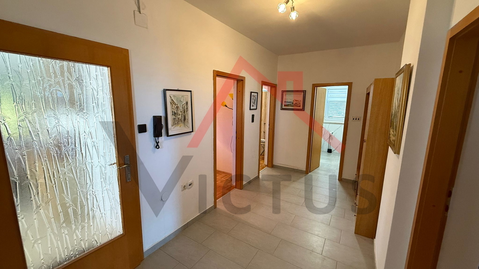 JADRANOVO - Samostojeća kuća s 3 stana i garažom