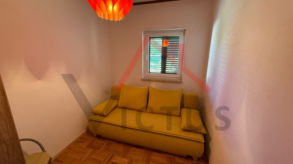 JADRANOVO - Samostojeća kuća s 3 stana i garažom