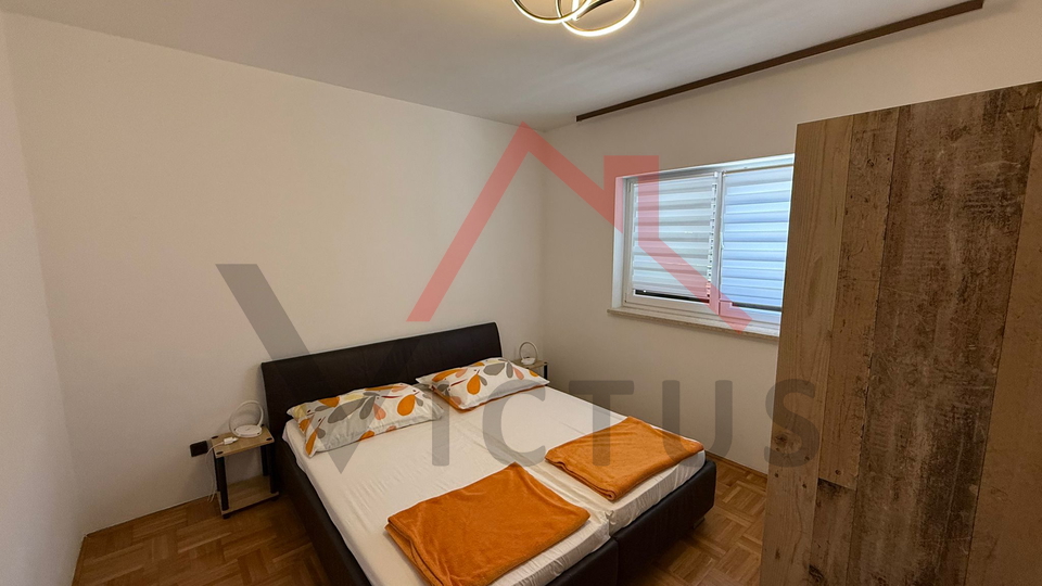 JADRANOVO - Samostojeća kuća s 3 stana i garažom