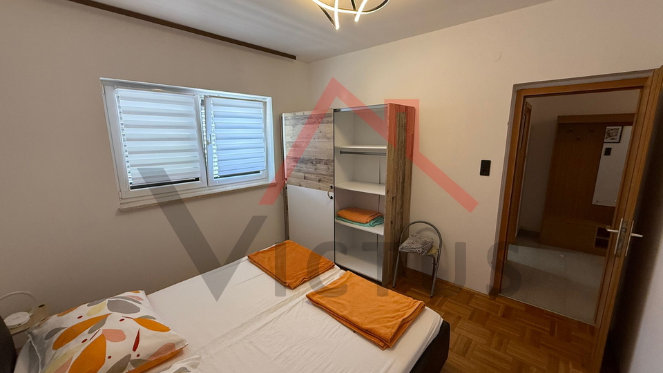 JADRANOVO - Samostojeća kuća s 3 stana i garažom