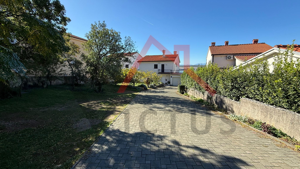 JADRANOVO - Samostojeća kuća s 3 stana i garažom