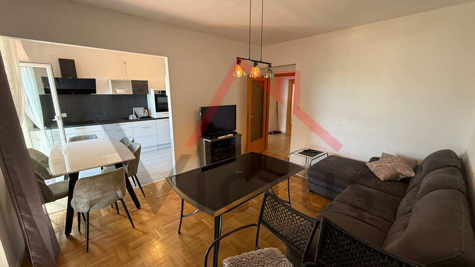 JADRANOVO - Samostojeća kuća s 3 stana i garažom