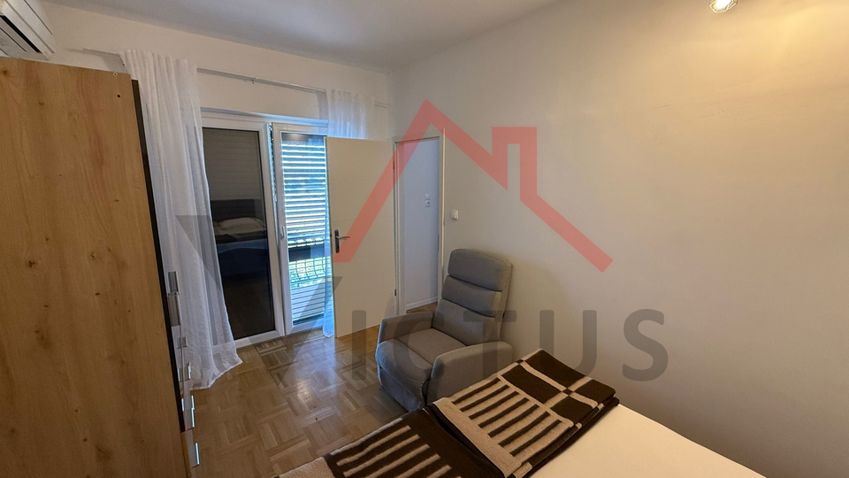 JADRANOVO - Samostojeća kuća s 3 stana i garažom