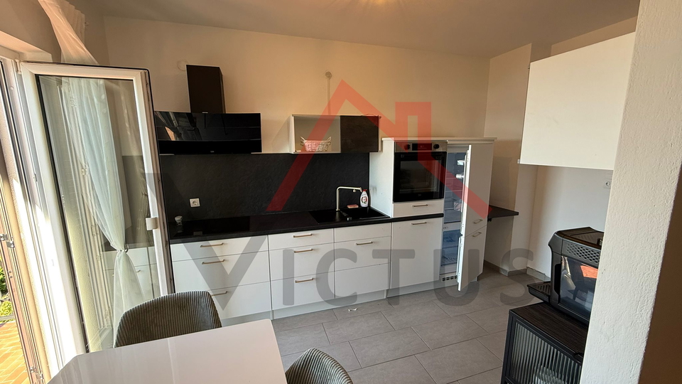 JADRANOVO - Samostojeća kuća s 3 stana i garažom