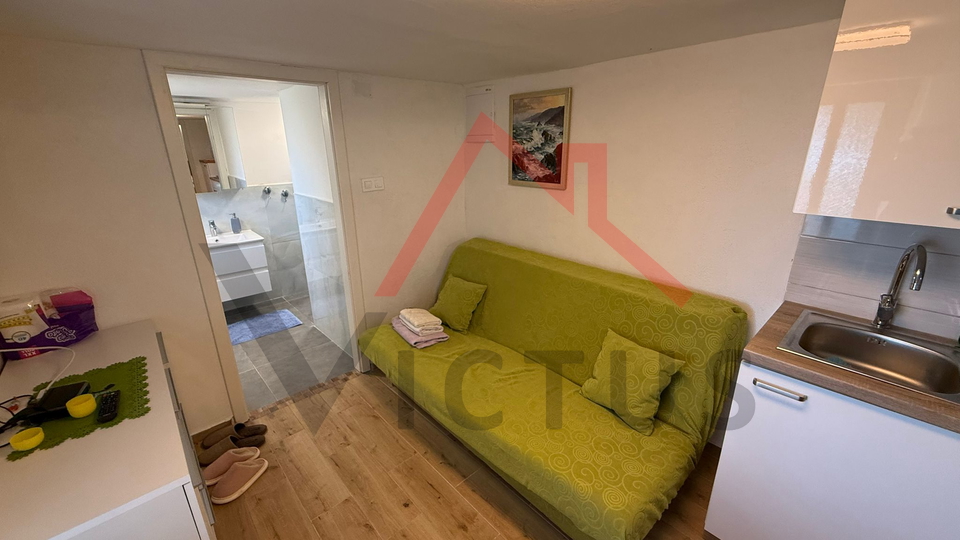 JADRANOVO - Samostojeća kuća s 3 stana i garažom