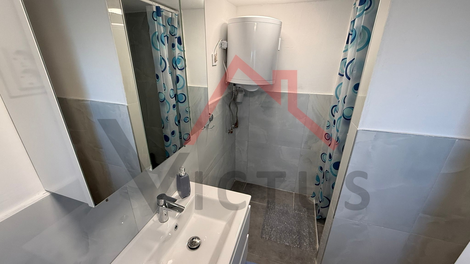 JADRANOVO - Samostojeća kuća s 3 stana i garažom