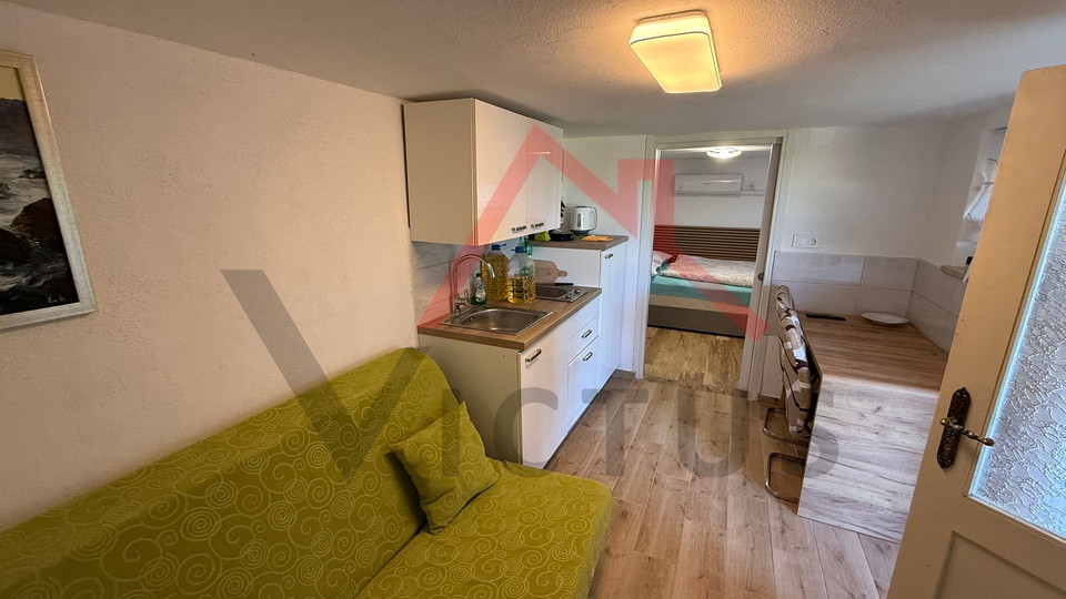 JADRANOVO - Samostojeća kuća s 3 stana i garažom