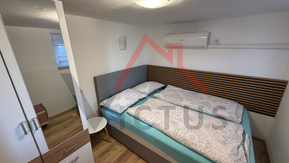 JADRANOVO - Samostojeća kuća s 3 stana i garažom