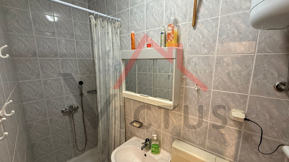 CRIKVENICA - Apartment in the center with a balcony and parking space, 38 m2