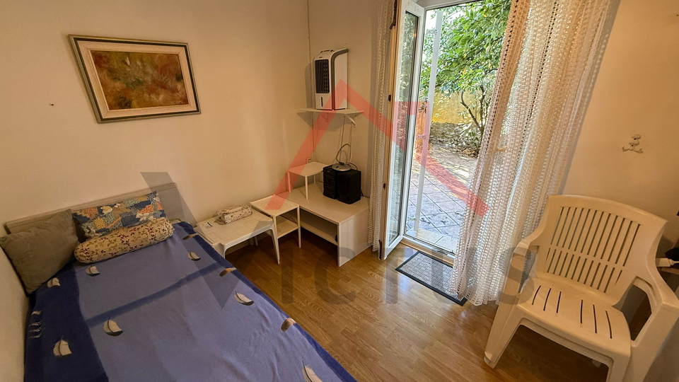 CRIKVENICA - Apartment in the center with a balcony and parking space, 38 m2