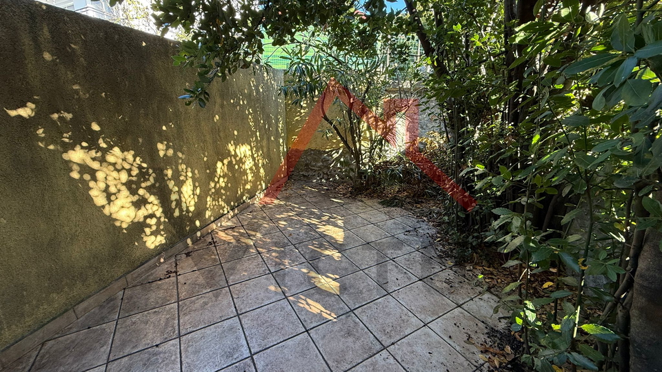 CRIKVENICA - Apartment in the center with a balcony and parking space, 38 m2