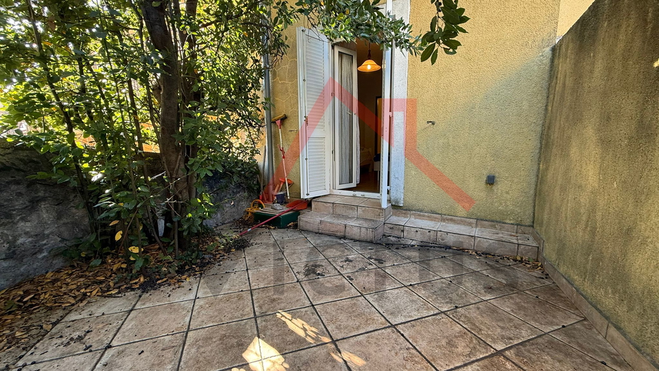 CRIKVENICA - Apartment in the center with a balcony and parking space, 38 m2