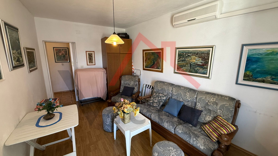 CRIKVENICA - Apartment in the center with a balcony and parking space, 38 m2