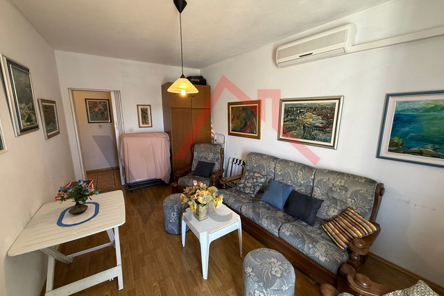 CRIKVENICA - Apartment in the center with a balcony and parking space, 38 m2