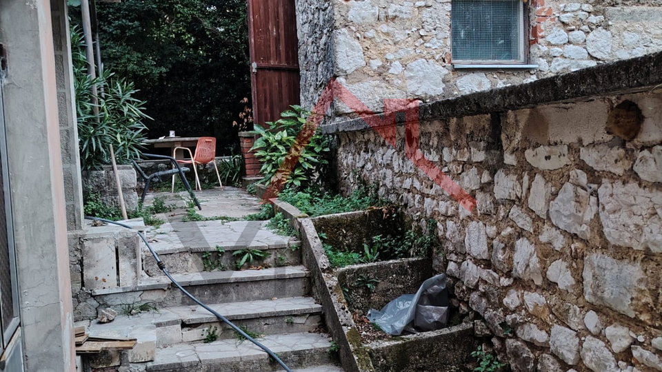 GRIŽANE - Dvije kuće i pomoćni objekt
