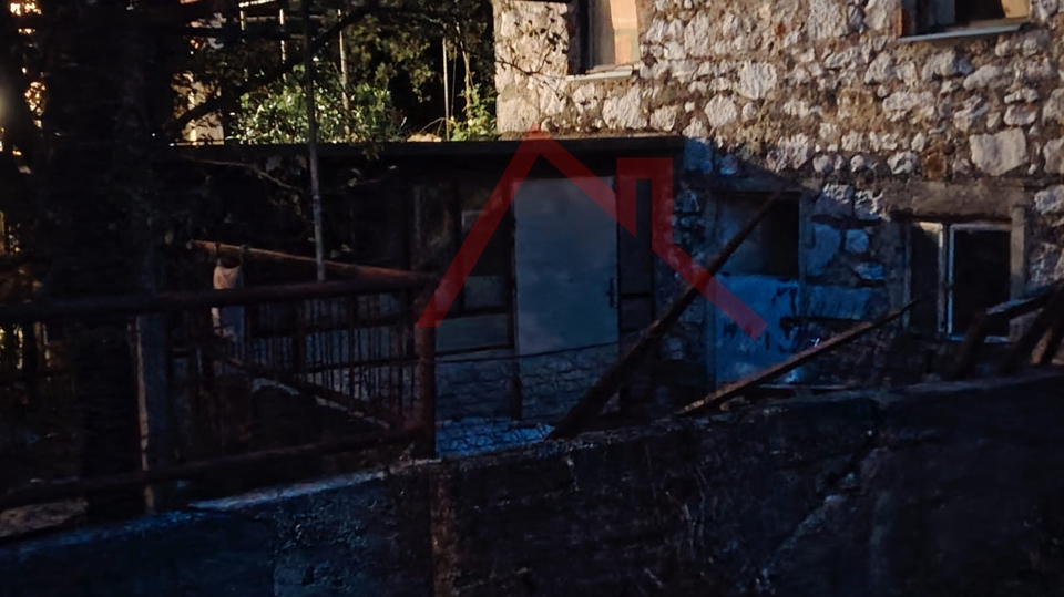 GRIŽANE - Dvije kuće i pomoćni objekt