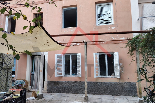 GRIŽANE - Dvije kuće i pomoćni objekt